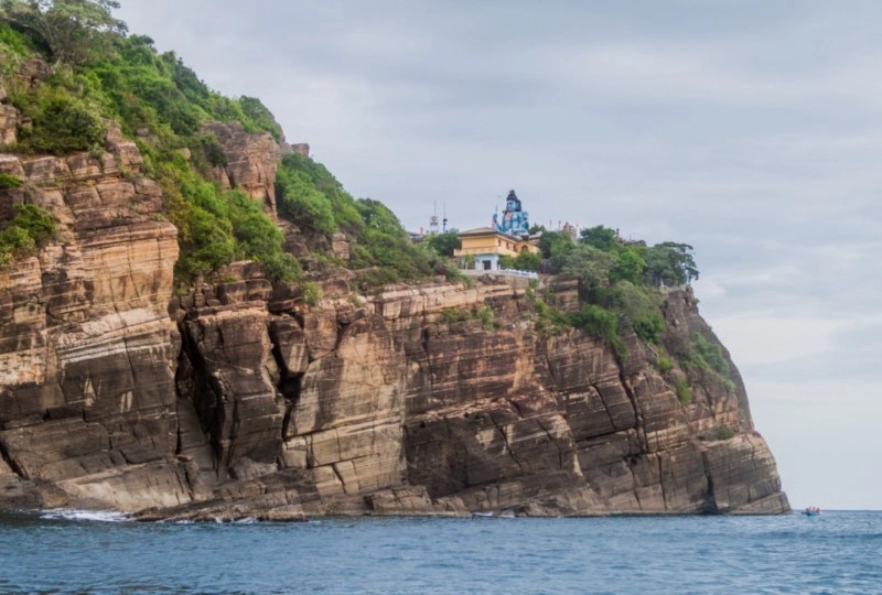 Koneswaram Hindu Temple perched on the dramatic Swami Rock cliff above the Indian Ocean in Trincomalee, Sri Lanka.
